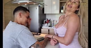 Le pido ayuda a la milf y termino follandola sin condon hasta correrme - monique fuentes